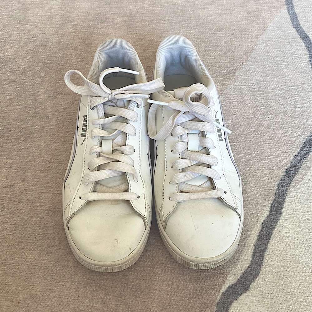 Cute white puma shoes!